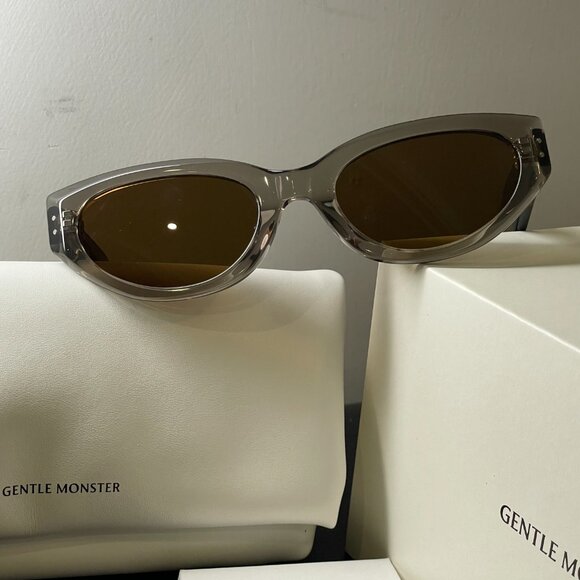 Gentle Monster Chic Smoky Sunglasses w/ Gold Logo – Like New